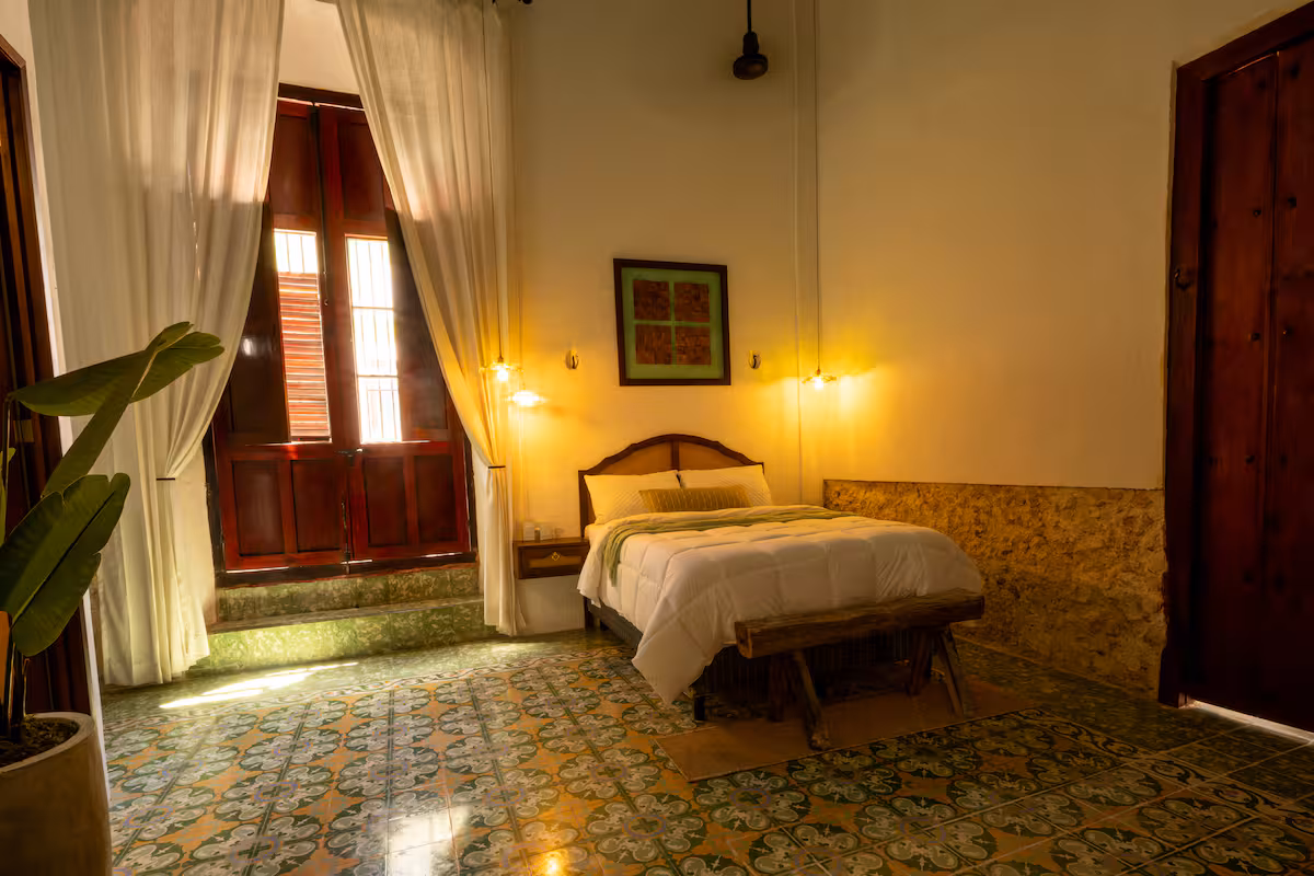 Habitación con cama Queen y ropa de cama premium