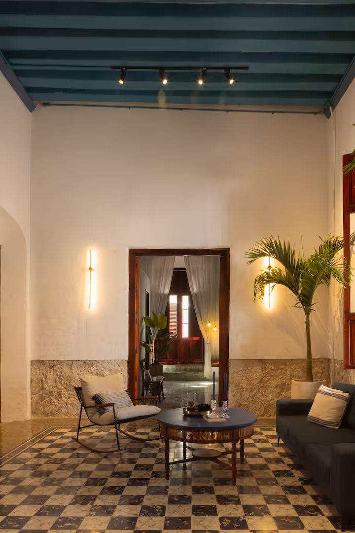 Sala principal con vigas de madera y piso ajedrezado