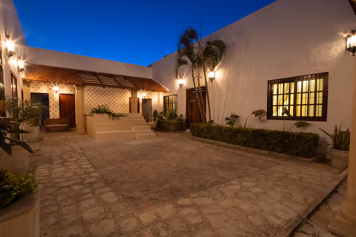 Patio de Dos Almas — Noche